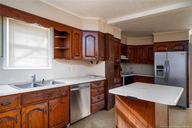 kitchen with sink, stainless steel appliances, tasteful backsplash, a textured ceiling, and a kitchen island