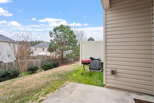 view of yard featuring a patio area