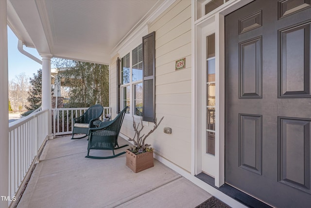 property entrance featuring a porch