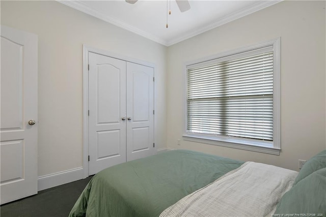 bedroom featuring a closet, ceiling fan, and crown molding