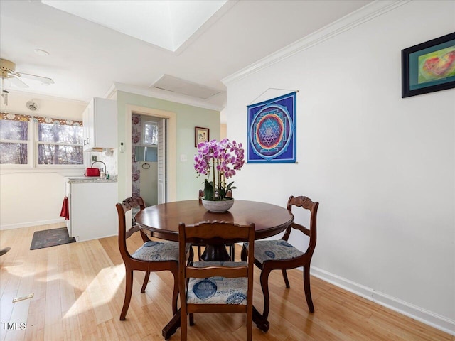 dining area featuring ceiling fan, light hardwood / wood-style flooring, and crown molding