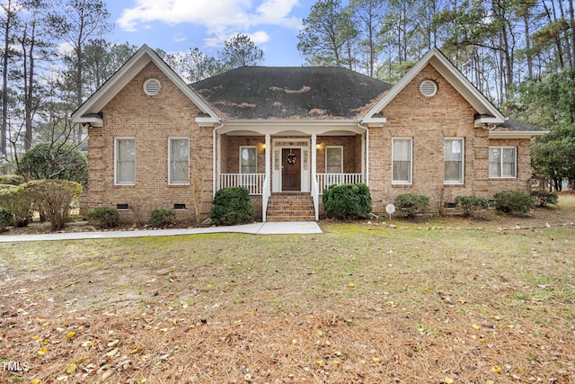 view of front of house featuring covered porch and a front yard