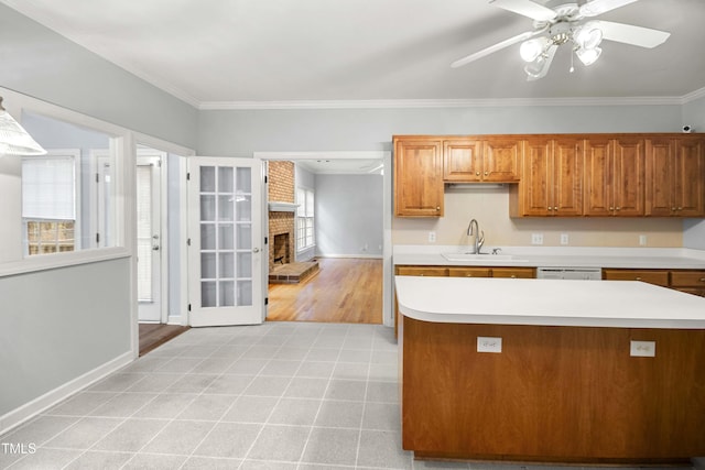 kitchen featuring crown molding, sink, ceiling fan, and plenty of natural light