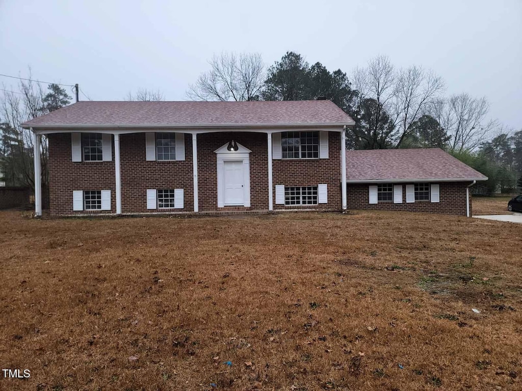 bi-level home featuring a front yard