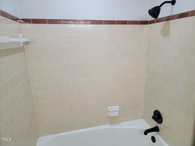 bathroom featuring tiled shower / bath