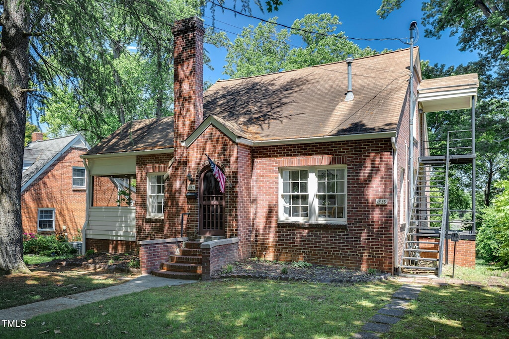 view of front of property with a front yard