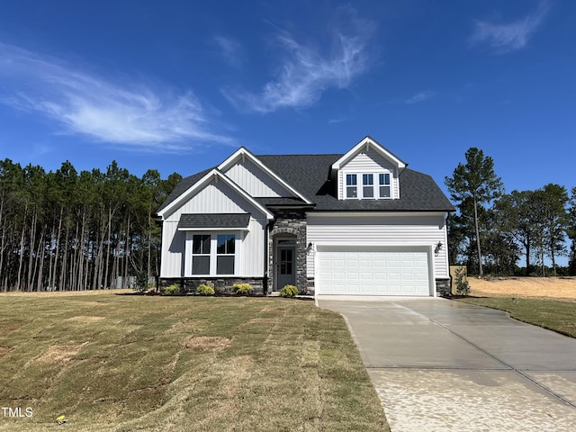 view of front facade featuring a front yard