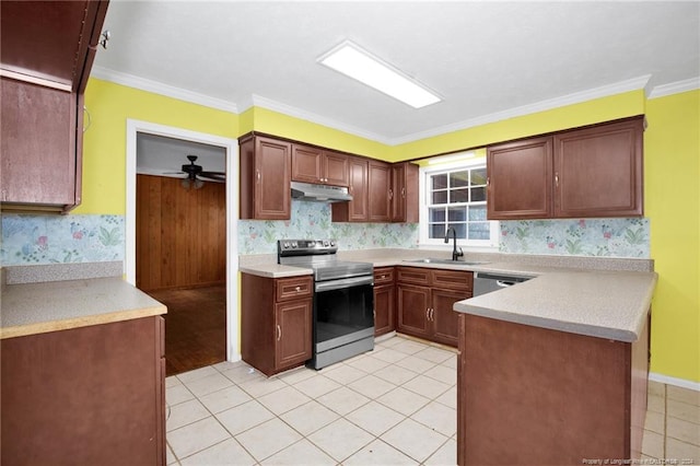 kitchen with ceiling fan, sink, kitchen peninsula, appliances with stainless steel finishes, and ornamental molding