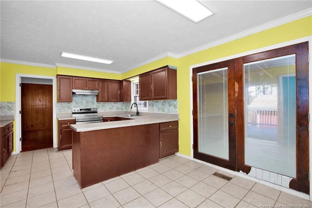 kitchen featuring stainless steel electric range, sink, crown molding, dark brown cabinets, and kitchen peninsula