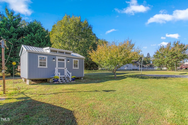 view of yard with an outbuilding