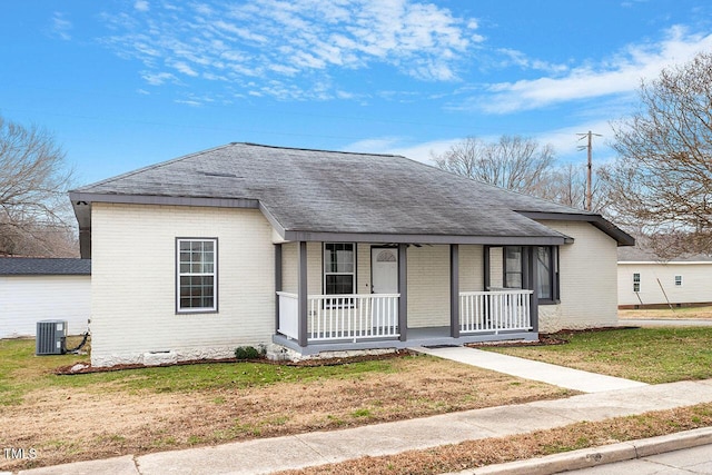 view of front facade featuring central AC, a front lawn, and a porch