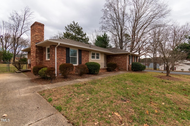 single story home featuring a front yard