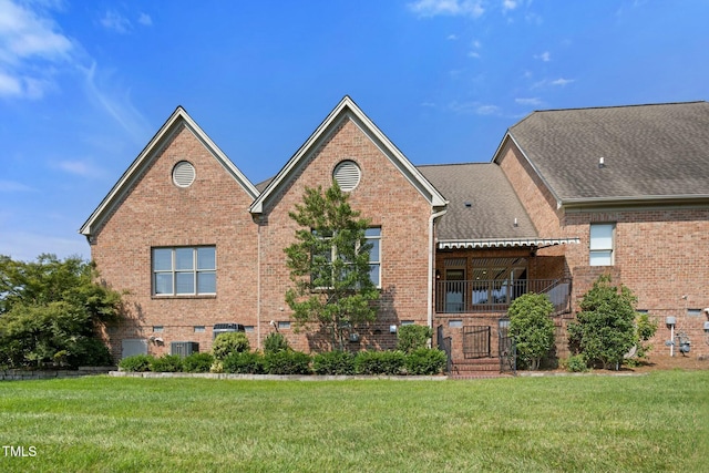 view of front of house featuring a front lawn