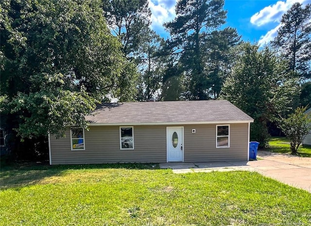 single story home with a front yard