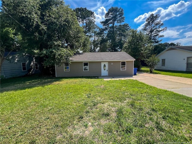 ranch-style house featuring a front lawn