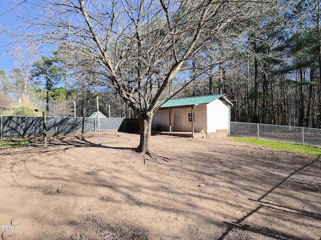 view of yard featuring an outbuilding