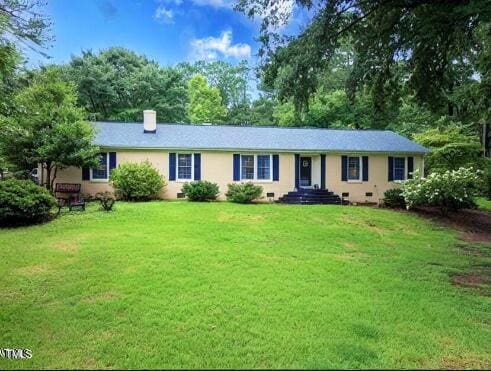 ranch-style house featuring a front yard