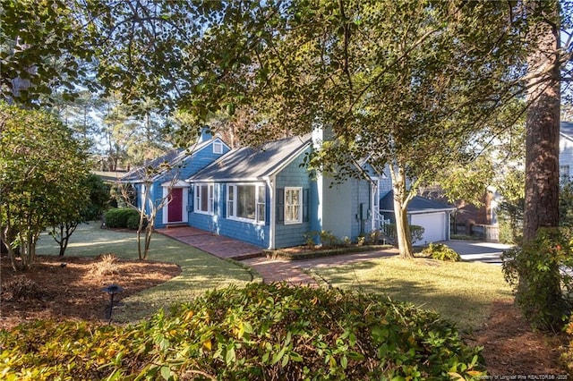 view of front facade featuring a garage and a front lawn