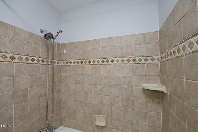 bathroom with tiled shower / bath