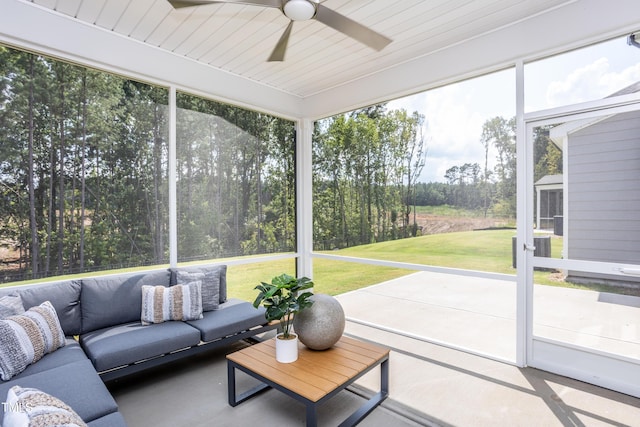 sunroom with ceiling fan