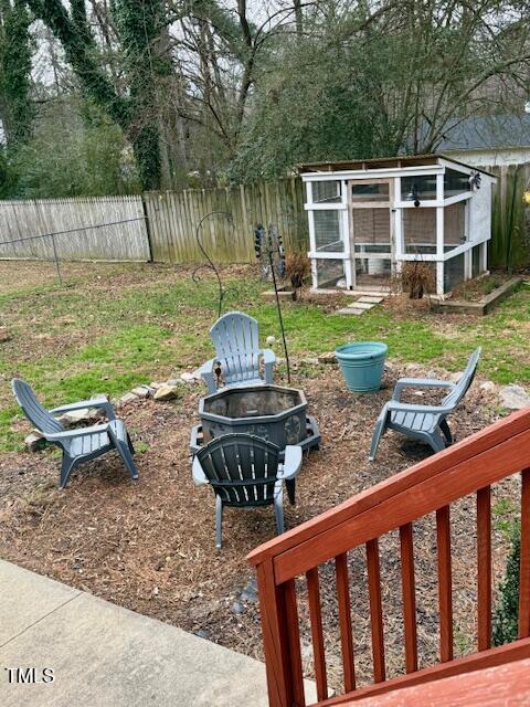 view of yard featuring an outbuilding