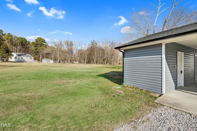 view of yard with a storage shed