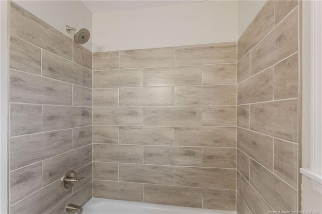 bathroom with tiled shower / bath