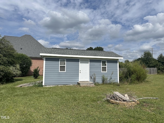 back of house featuring a lawn