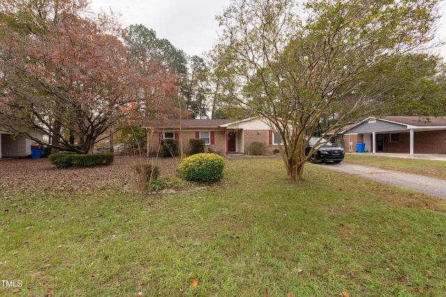 ranch-style house featuring a front yard