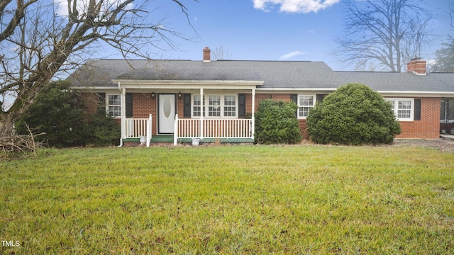 ranch-style home featuring a front lawn