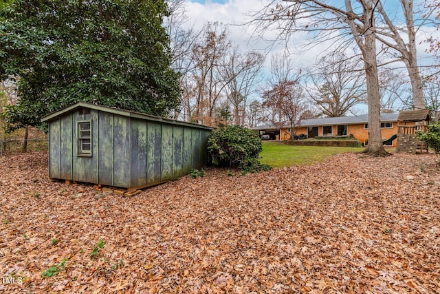 view of yard featuring a storage unit