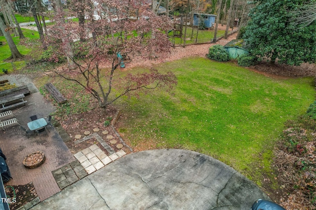 view of yard featuring a patio