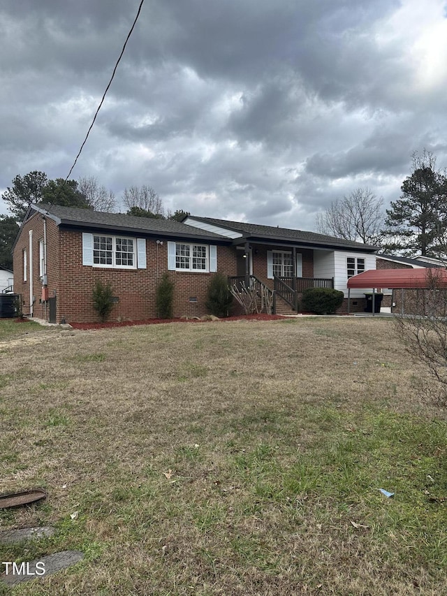 single story home featuring a front lawn