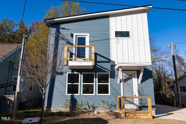 view of front of property featuring a balcony