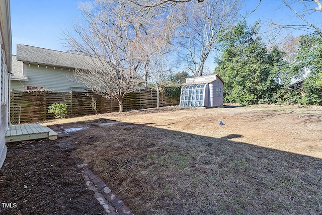 view of yard with a storage unit