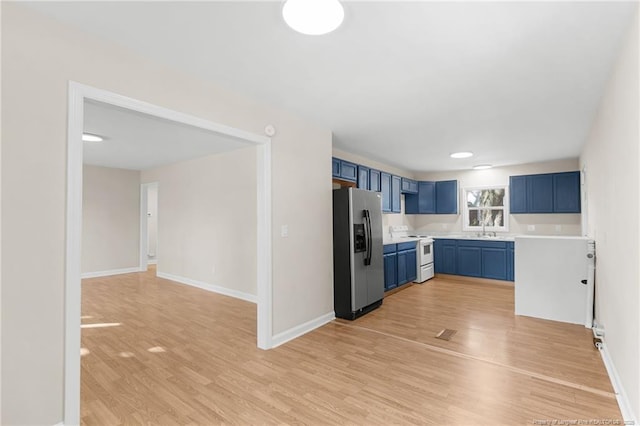 kitchen featuring stainless steel fridge, sink, blue cabinetry, electric range, and light hardwood / wood-style flooring