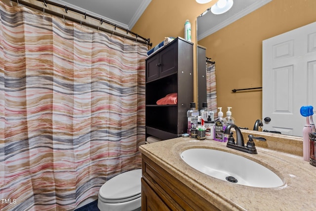 full bath featuring a shower with shower curtain, crown molding, vanity, and toilet