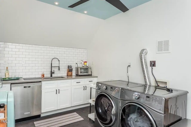 washroom featuring ceiling fan, sink, and washing machine and clothes dryer