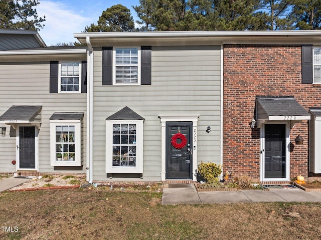 view of front of property with a front yard