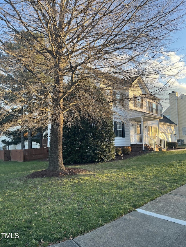 view of front of property featuring a front yard