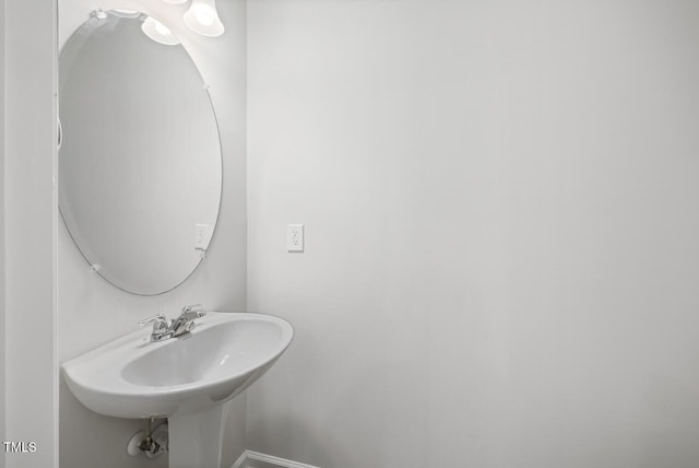 bathroom featuring sink