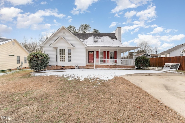 view of front of home featuring covered porch and a front lawn