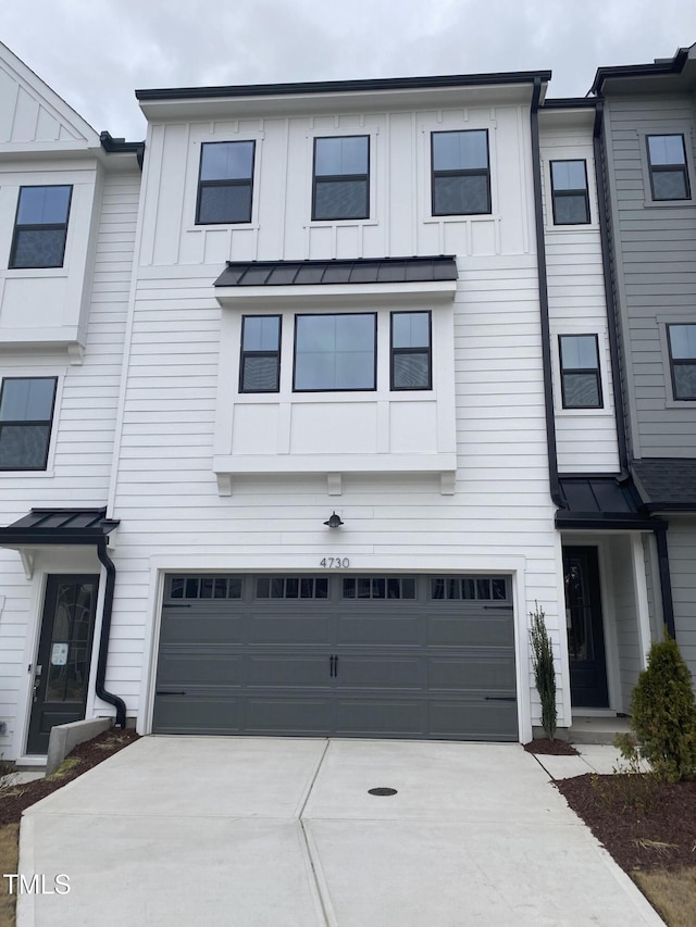 townhome / multi-family property featuring a garage