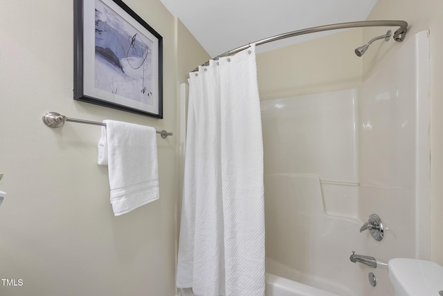 bathroom featuring shower / tub combo