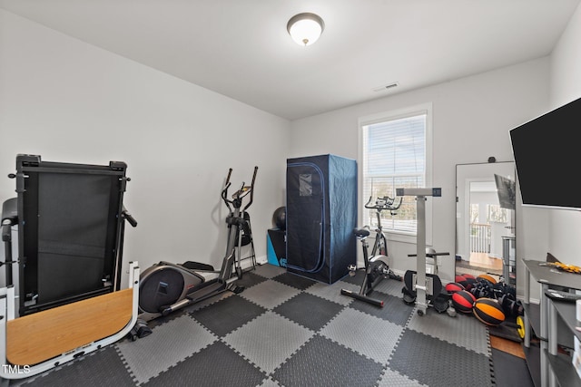 workout room with visible vents and baseboards