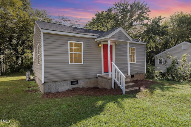 view of front facade featuring a yard