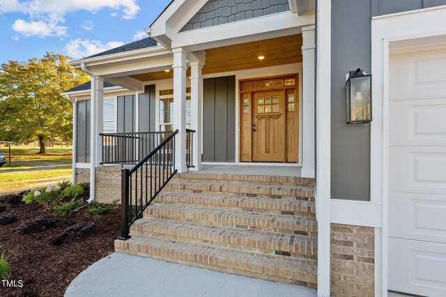 entrance to property featuring covered porch