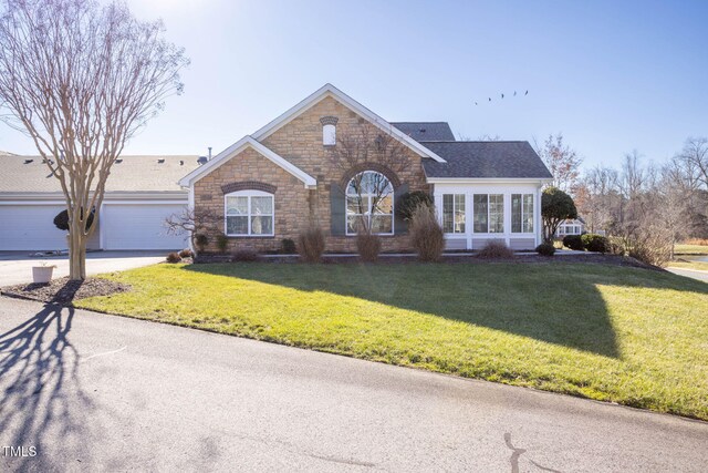 view of front of property featuring a front lawn and a garage