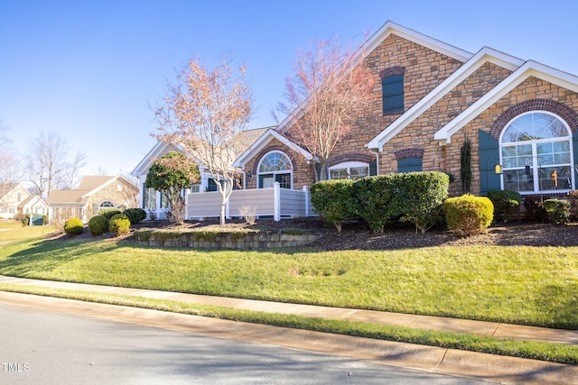 view of front of property featuring a front lawn