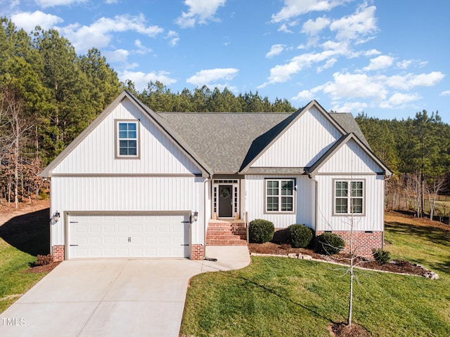 view of front of property featuring a front lawn